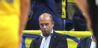 Marco Baldi, Geschäftsführer von Alba Berlin, verfolgt ein Spiel.