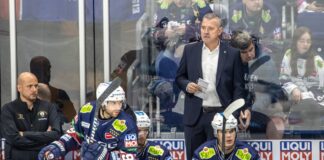 Cheftrainer Serge Aubin von den Eisbären Berlin verfolgt das Spiel.