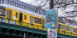 Wahlplakate der Parteien CDU und Bündnis90/Die Grünen zur beworstehenden teilweisen Wiederholung der Wahlen zum Deutschen Bundestag in Berlin-Prenzlauer Berg. Foto: IMAGO / Seeliger