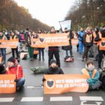Demonstranten der «Letzten Generation» und anderer Gruppierungen blockieren die Straße des 17. Juni.
