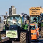 Landwirte fahren mit Traktoren für eine Demonstration durch die Cottbuser Innenstadt.