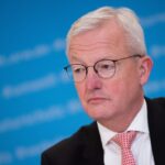 Brandenburgs ehemaliger Verkehrsminister Guido Beermann sitzt bei einer Pressekonferenz.