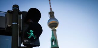 Trotz des hübschen Ampelmännchens kommt an so mancher Berliner Kreuzung wenig Freude auf. Foto: IMAGO / Jürgen Ritter