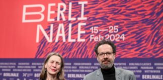 Das Leitungs-Duo der Berlinale, Mariette Rissenbeek, Geschäftsführerin, und Carlo Chatrian, künstlerischer Direktor, stehen vor Beginn der Pressekonferenz auf der Bühne.