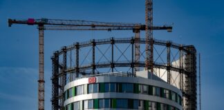 Baukräne stehen am Gasometer in Schöneberg. Ein 70 Meter hoher Bürobau auf der Innenfläche des historischen Stahlkorsetts ist inzwischen fertiggestellt und an die Deutsche Bahn übergeben worden.