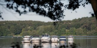 In einer Bucht an der Havel liege Boote vor Anker.