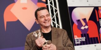 Christian Petzold, Regisseur und Drehbuchautor, freut sich über den Silbernen Bär Großer Preis der Jury für seinen Film "Roter Himmel" ("Afire") auf der Pressekonferenz nach der Preisverleihung der Berlinale.