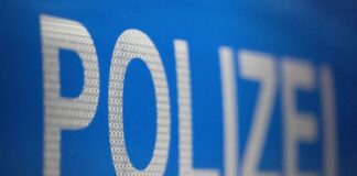 Das Wort Polizei auf der Karosserie eines Polizeifahrzeugs zu sehen.