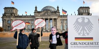 Aktivsten stehen am Rande einer Unterschriftensammlung vor dem Reichstag. 1,6 Millionen Unterschriften wurden für eine Petition zu einem Antrag auf Grundrechtsverwirkung für den AfD-Politiker Björn Höcke gesammelt.