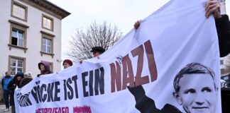 „Björn Höcke ist ein Nazi“ steht auf dem Transparent mit dem Bild von Björn Höcke, Thüringer AfD-Chef, das Teilnehmer einer Demonstration vor dem Thüringer Landtag in den Händen halten.