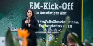 Außenministerin Annalena Baerbock bei der Entsendung der Fußballbotschafterinnen und -botschafter.