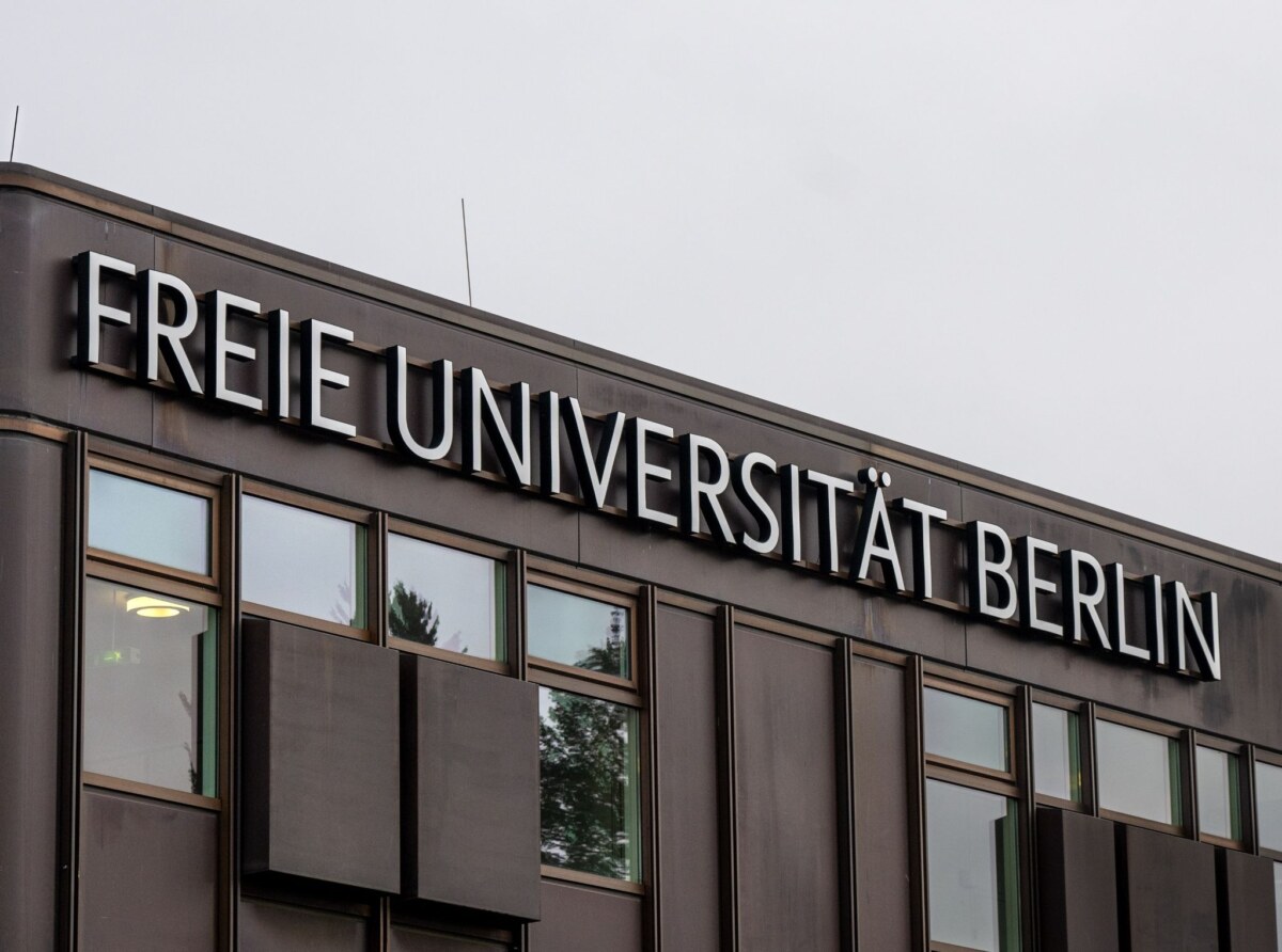 Freie Universität Berlin Der Schriftzug «Freie Universität Berlin» ist an der Fassade eines Uni-Gebäudes zu sehen.
