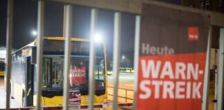 Ein Schild mit der Aufschrift «Warnstreik» hängt an einem Busdepot der BVG in der Müllerstraße.