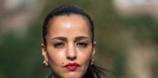 Die Berliner SPD-Politikerin Sawsan Chebli guckt in die Kamera.