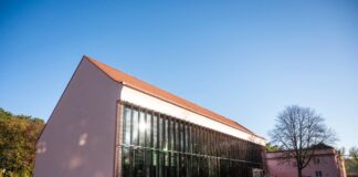 Die Sonne scheint auf das Gebäude der Rabbinerschule Abraham Geiger Kolleg.