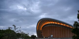 Das Haus der Kulturen der Welt am Abend in der Dämmerung.