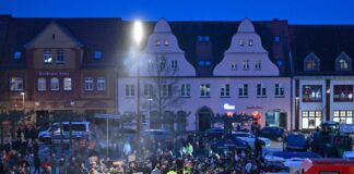 Viele Menschen nehmen an einer Demonstration auf dem Marktplatz der Spreewaldstadt Lübben teil.