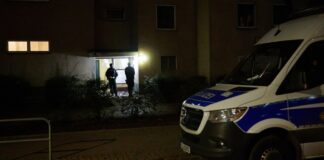 Polizisten stehen vor dem Wohnhaus der früheren RAF-Terroristin Daniela Klette.