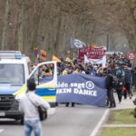 Bei einer Demonstration gegen die Tesla-Erweiterung unter dem Motto «Tesla Nein Danke!» tragen Teilnehmer ein Transparent mit der Aufschrift "Grünheide sagt Tesla nein danke".