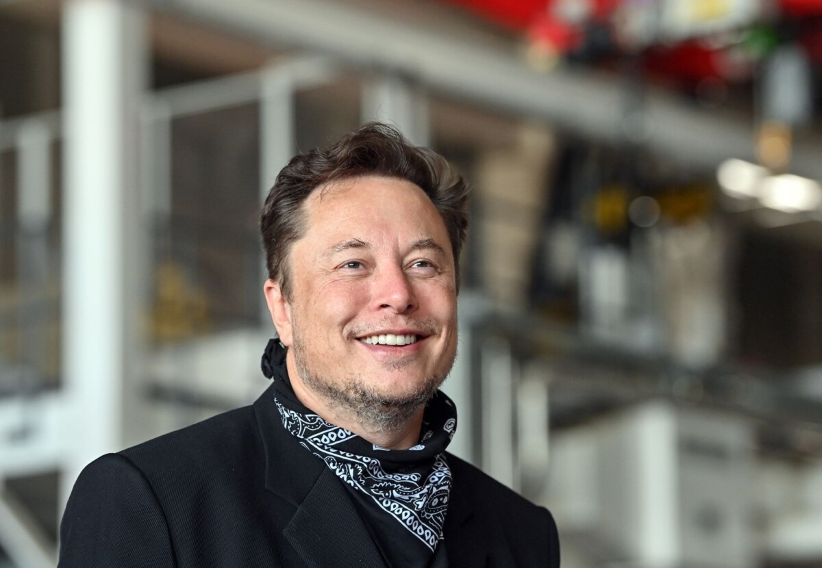 Tesla-Chef Elon Musk Elon Musk, Tesla-Chef, steht bei einem Pressetermin in der Gießerei der Tesla Gigafactory in Grünheide bei Berlin.