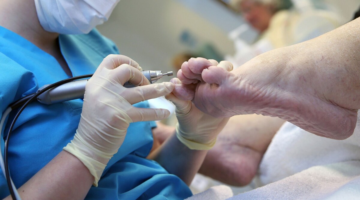Medizinische Fußpflege Eine medizinische Fußpflege kann bei Schäden an Haut oder Zehennägeln Entzündungen vorbeugen.