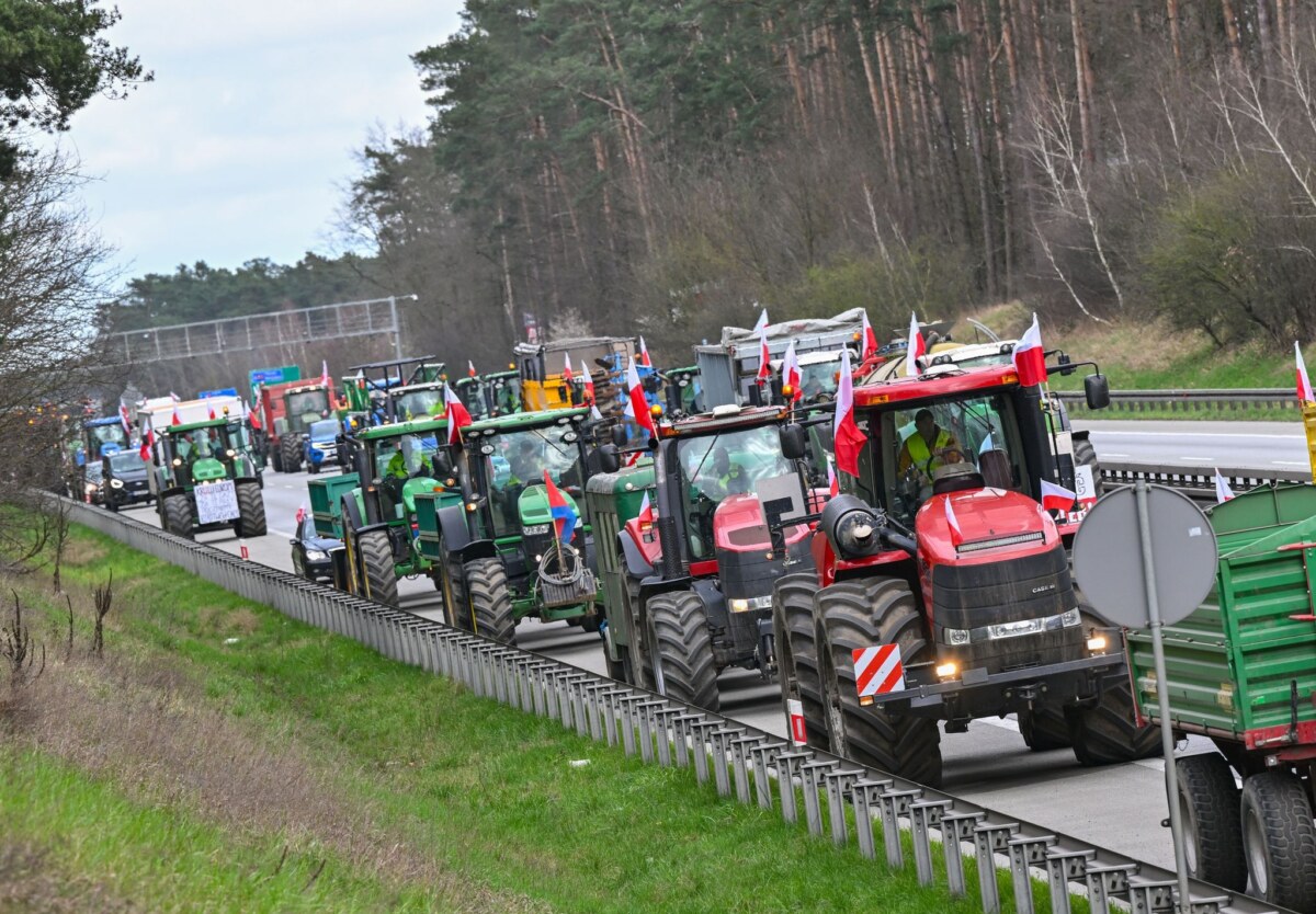 Landwirte aus Polen blockieren deutsch-polnische Grenze Landwirte aus Polen sind auf der Autostrada A2 (Europastraße 30) mit ihren Fahrzeugen in Richtung deutsch-polnische Grenze unterwegs.