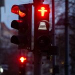 Eine Fußgänger-Ampel am Olivaer Platz (Ecke Ku'damm) zeigt unter dem roten Symbol einen Count-Down-Balken, auf dem die verbleibende Zeit zum Überqueren der Straße grafisch angezeigt wird.