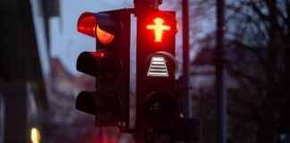 Eine Fußgänger-Ampel am Olivaer Platz (Ecke Ku'damm) zeigt unter dem roten Symbol einen Count-Down-Balken, auf dem die verbleibende Zeit zum Überqueren der Straße grafisch angezeigt wird.