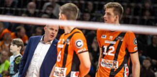 Trainer Joel Banks (l) der Berlin Volleys ruft in der Max-Schmeling-Halle seinem Team etwas zu.