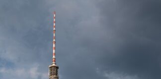 30.05.2018, Berlin: Hinter dem Berliner Fernsehturm ziehen dunkle Wolken auf.