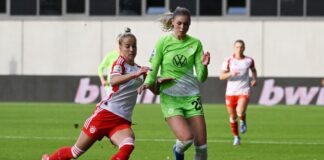 Bayerns Giulia Gwinn (l) kämpft mit Wolfsburgs Jule Brand um den Ball.