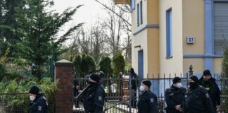 Polizisten sind im Berliner Ortsteil Buckow im Bezirk Neukölln vor einer Villa aus dem Clan-Milieu im Einsatz.