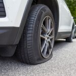Ein Skoda hat mit platte Reifen.