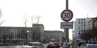 Die Leipziger Straße am Leipziger Platz. Foto: IMAGO / Reiner Zensen