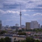 Der Fernsehturm ragt in den Himmel vor der Kulisse der Wohnhäuser im Berliner Innenstadtbezirk Moabit.