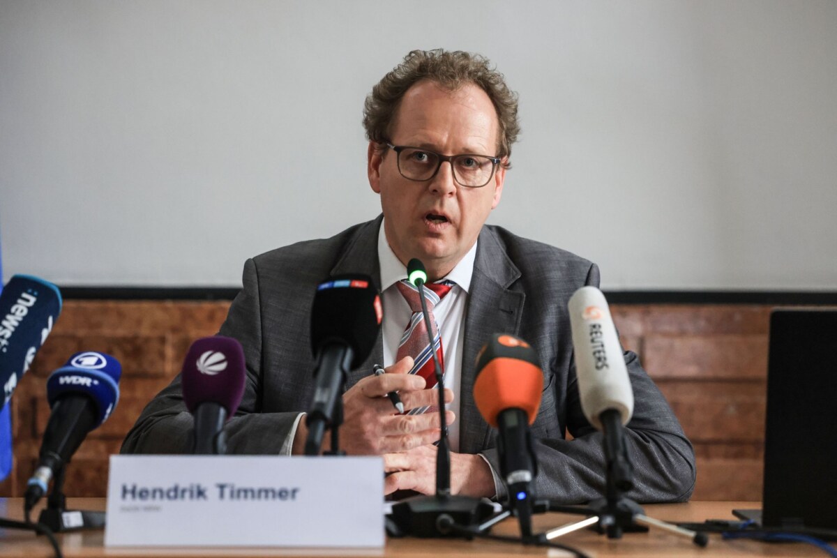 Pk Staatsanwaltschaft Düsseldorf Hendrik Timmer, Staatsanwalt in Düsseldorf, berichtet über die Ergebnisse der Razzia gegen eine Schleuserbande.