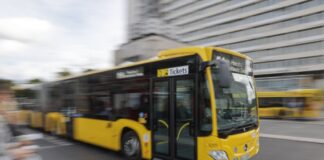 Ein Bus der Berliner Verkehrsbetriebe fährt am Zoologischen Garten vorbei.