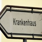 Ein Schild weist den Weg zum Krankenhaus.