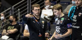 Berlins Trainer Jaron Siewert (l) spricht sich mit seinem Spieler Valter Chrintz ab.