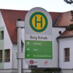 Die Bus-Haltestelle «Burg Schule» steht vor einer Grund- und Oberschule im Spreewaldort Burg.