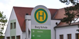 Die Bus-Haltestelle «Burg Schule» steht vor einer Grund- und Oberschule im Spreewaldort Burg.