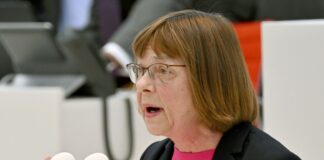 Ursula Nonnemacher (Bündnis90/Die Grünen), Ministerin für Soziales, Gesundheit, Integration und Verbraucherschutz von Brandenburg, spricht in der Debatte des Landtages.