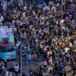 Teilnehmer der "Revolutionären 1. Mai-Demonstration" kommen am Südstern in Kreuzberg an.