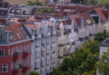 Blick auf die sanierten Altbau-Wohnhäuser im Berliner Innenstadtbezirk Moabit.