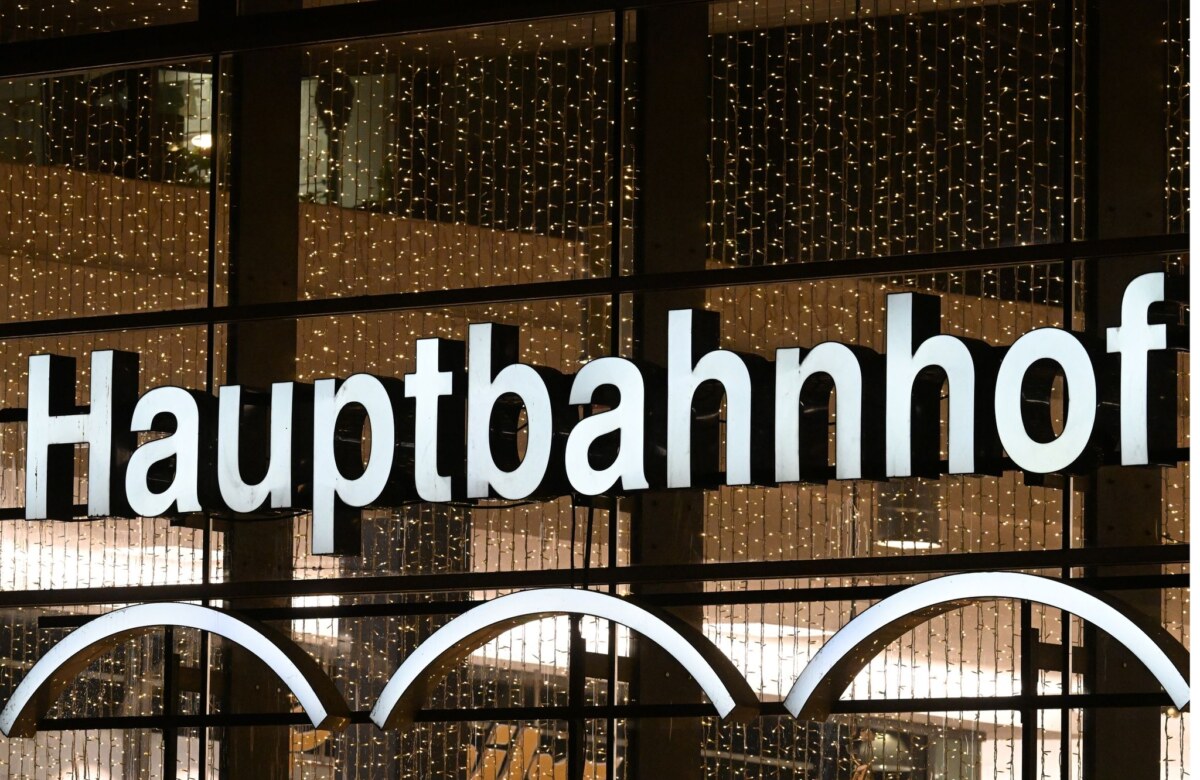 Potsdamer Hauptbahnhof Der Schriftzug „Hauptbahnhof“ steht über dem Eingang zu den Bahnhofs-Passagen.