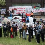 Teilnehmer stehen während einer propalästinensischen Demonstration der Gruppe «Student Coalition Berlin» auf dem Theaterhof der Freien Universität Berlin. Propalästinensische Aktivisten haben am Dienstag einen Hof der Freien Universität in Berlin besetzt.
