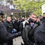 Polizeibeamte bringen während einer propalästinensischen Demonstration der Gruppe «Student Coalition Berlin» auf dem Theaterhof der Freien Universität Berlin außerhalb des Camps Demonstranten weg. Die Teilnehmer haben am Dienstagvormittag den Platz mit Zelten besetzt.