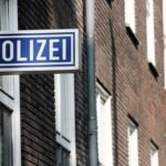 Ein Schild mit der Aufschrift «Polizei» hängt an einem Polizeipräsidium.