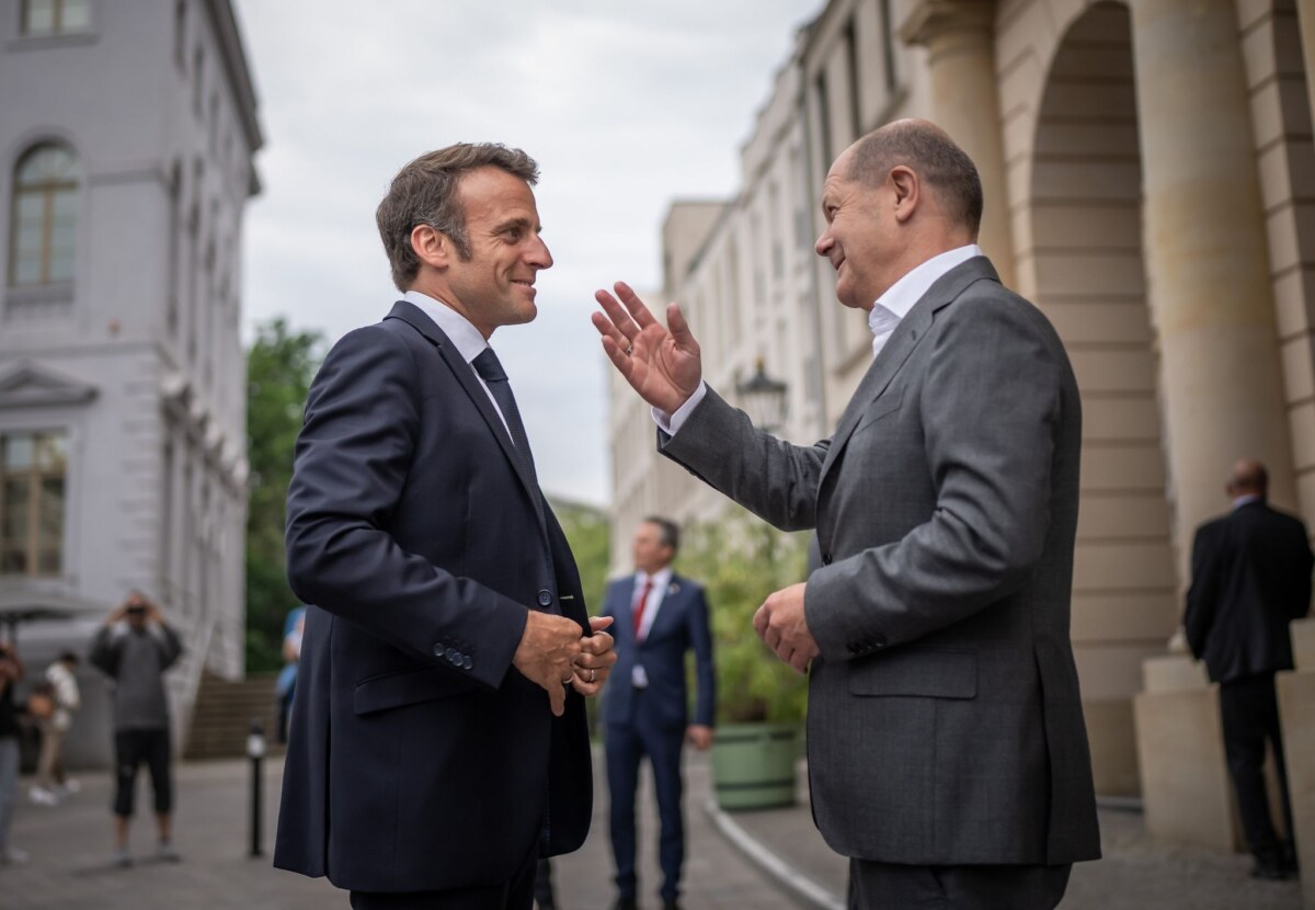 Bundeskanzler Scholz trifft Macron in Potsdam Bundeskanzler Olaf Scholz (SPD, r) begrüßt Emmanuel Macron, Präsident von Frankreich, vor einem gemeinsamen Abendessen.