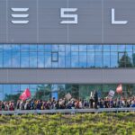 Am Ende einer Protestveranstaltung gehen die Teilnehmer wieder am Werk von Tesla vorbei.